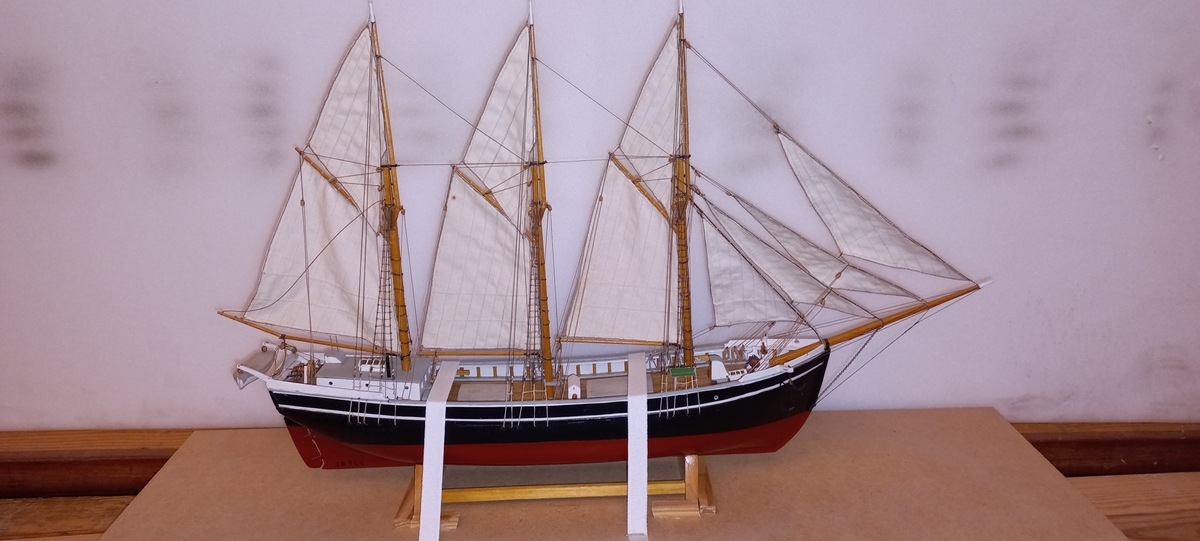 Modell av tremastade skonaren ELSA av Råå.