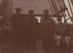 Fotografi från första svenska Antarktisexpeditionen 1901-1904. Motiv av tre expeditionsdeltagare ombord på fartyg.