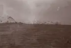 Fotografi från första svenska Antarktisexpeditionen 1901-1904. Vy över hav och snötäckta berg.