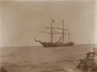 Fotografi från första svenska Antarktisexpeditionen 1901-1904. Motiv av segelfartyget Uruguay och män i roddbåt.