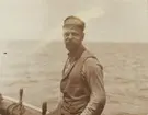 Fotografi från första svenska Antarktisexpeditionen 1901-1904. Motiv av man med keps ombord på båt.