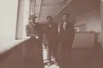 Fotografi från första svenska Antarktisexpeditionen 1901-1904. Motiv av tre expeditionsdeltagare ombord på fartyg.