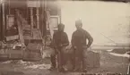 Fotografi från första svenska Antarktisexpeditionen 1901-1904. Motiv av Toralf Grunden (till vänster) och Samuel A. Duse som sitter framför huset i Snow Hill.