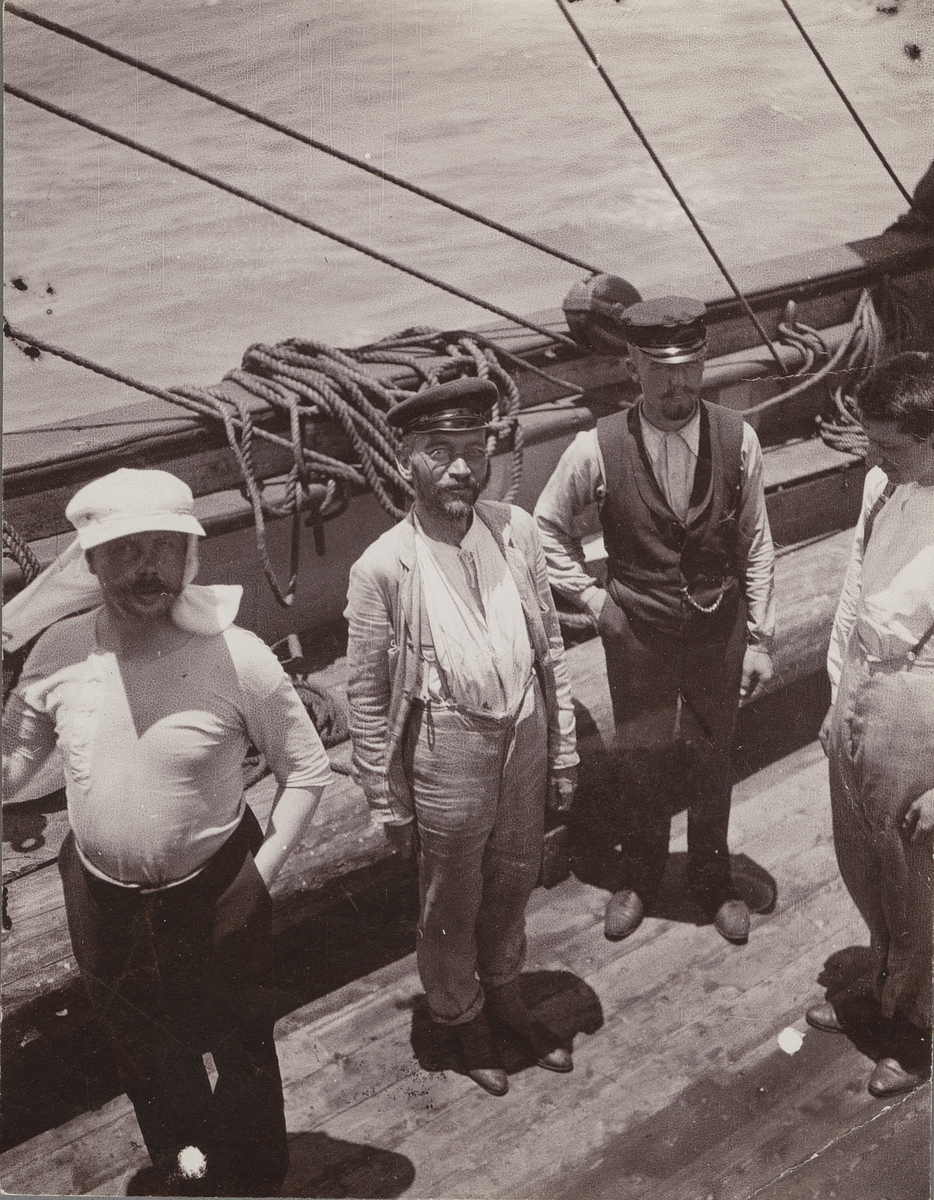 Fotografi från första svenska Antarktisexpeditionen 1901-1904. Motiv av (från vänster) Samuel A. Duse, Axel Ohlin och Karl Andersson ombord på skeppet Antarctic .