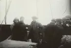Fotografi från första svenska Antarktisexpeditionen 1901-1904. Motiv av en grupp expeditionsdeltagare ombord på fartyget Uruguay.