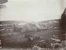 Fotografi från första svenska Antarktisexpeditionen 1901-1904. Motiv av packning som ligger på marken utanför ett tält.