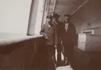 Fotografi från första svenska Antarktisexpeditionen 1901-1904. Motiv av tre män ombord på fartyg.