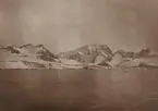 Fotografi från första svenska Antarktisexpeditionen 1901-1904. Vy över hav och snötäckta berg.