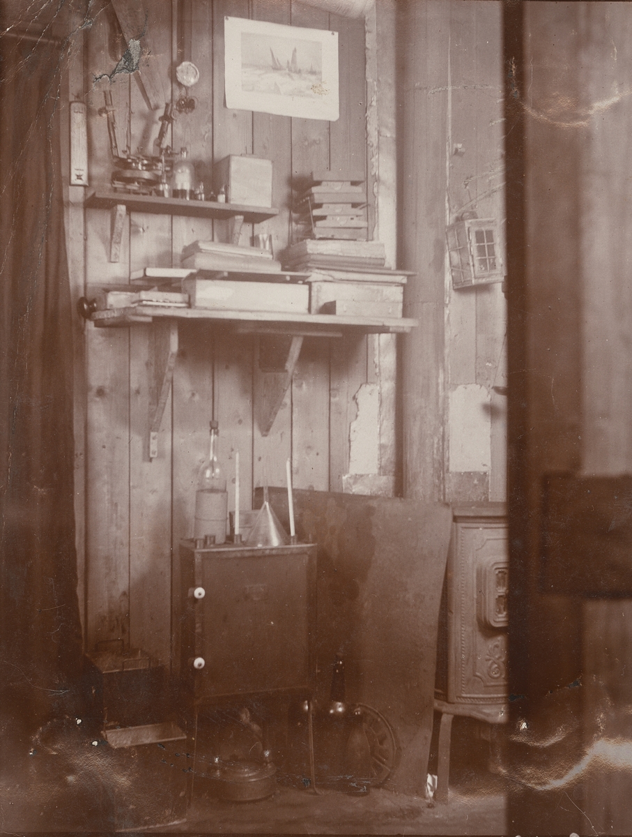 Fotografi från första svenska Antarktisexpeditionen 1901-1904. Motiv av matsalen i huset på Snow Hill.