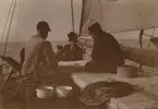 Fotografi från första svenska Antarktisexpeditionen 1901-1904. Motiv av expeditionsdeltagare ombord på fartyg.