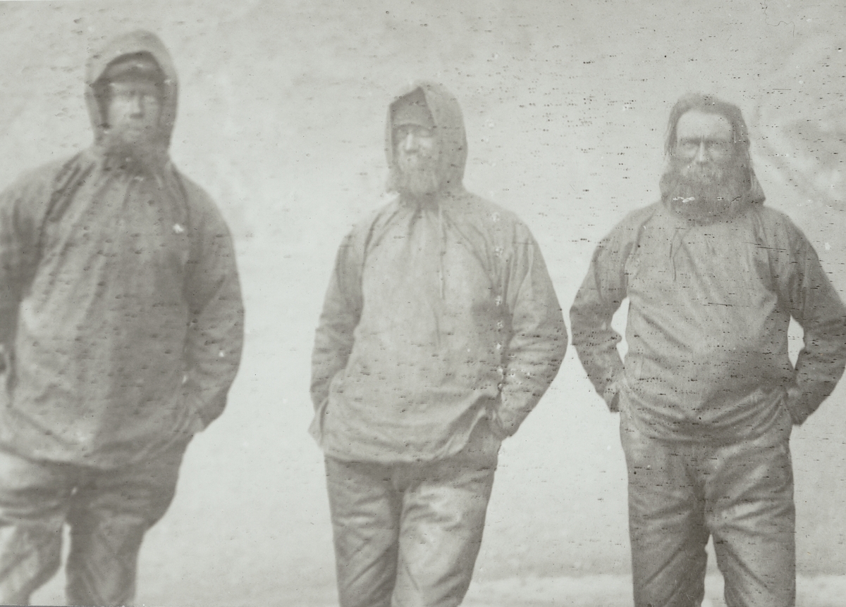 Fotografi från första svenska Antarktisexpeditionen 1901-1904. Porträtt av expeditionsdeltagarna Johan Gunnar Andersson, Samuel Duse och Toralf Grunden som övervintrat i Hoppets vik/Hope Bay.