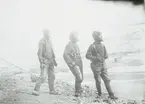 Fotografi från första svenska Antarktisexpeditionen 1901-1904. Motiv av expeditionsdeltagarna Johan Gunnar Andersson, Samuel Duse och Toralf Grunden vid Hope Bay.