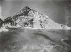 Fotografi från första svenska Antarktisexpeditionen 1901-1904. Vy över is- och snötäckt bergslandskap.