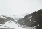 Fotografi från första svenska Antarktisexpeditionen 1901-1904. Vy över snötäckt bergslandskap.