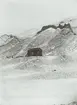 Fotografi från första svenska Antarktisexpeditionen 1901-1904. Motiv av huset i Snow Hill som står i ett snöigt bergslandskap.