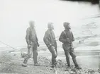 Fotografi från första svenska Antarktisexpeditionen 1901-1904. Motiv av expeditionsdeltagarna Johan Gunnar Andersson, Samuel Duse och Toralf Grunden vid Hope Bay.