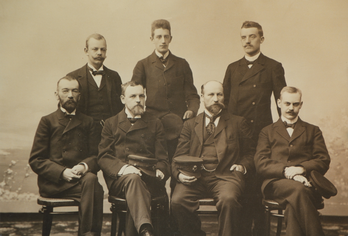 Fotografi från första svenska Antarktisexpeditionen 1901-1904. Porträtt av expeditionens deltagare: Gösta Bodman, Carl Skottsberg, Karl Andreas Andersson, Axel Ohlin, Otto Nordenskjöld, C A Larsen, Erik Ekelöf.