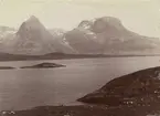 Fotografi från första svenska Antarktisexpeditionen 1901-1904. Vy över hav, snötäckta berg och himmel.