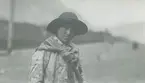 Fotografi från expedition till Peru 1920. Porträtt av ung man iklädd hatt.