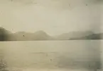 Fotografi från expedition till Peru 1920. Vy över hav och berg.