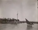 Fotografi från expedition till Peru 1920. Motiv av segelbåt nära en kaj.