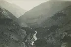 Fotografi från expedition till Peru 1920. Vy över bergslandskap.