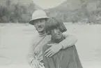 Fotografi från expedition till Peru 1920. Motiv av troligen kartograf Nils Pallin som håller armen om en ung man.