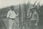 Fotografi från expedition till Peru 1920. Motiv av två expeditionsdeltagare som poserar vid stor växt. Mannen till vänster kan vara expeditionens kartograf Nils Pallin.