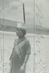 Fotografi från expedition till Peru 1920. Motiv av man med fjäderprydd huvudbonad.