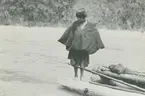 Fotografi från expedition till Peru 1920. Motiv av pojke vid flod i djungeln.