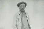 Fotografi från expedition till Peru 1920. Motiv av Otto Nordenskjöld iklädd hatt och glasögon.