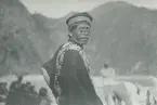 Fotografi från expedition till Peru 1920. Motiv av man framför berg.