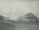 Fotografi från expedition till Peru 1920. Vy över snötäckta berg.