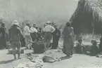 Fotografi från expedition till Peru 1920. Motiv av expeditionsdeltagare på besök i en by.