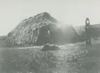 Fotografi från expedition till Peru 1920. Motiv av stor hydda med halmtak.