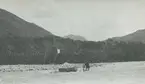 Fotografi från expedition till Peru 1920. Motiv av man på flotte i flod i djungeln.