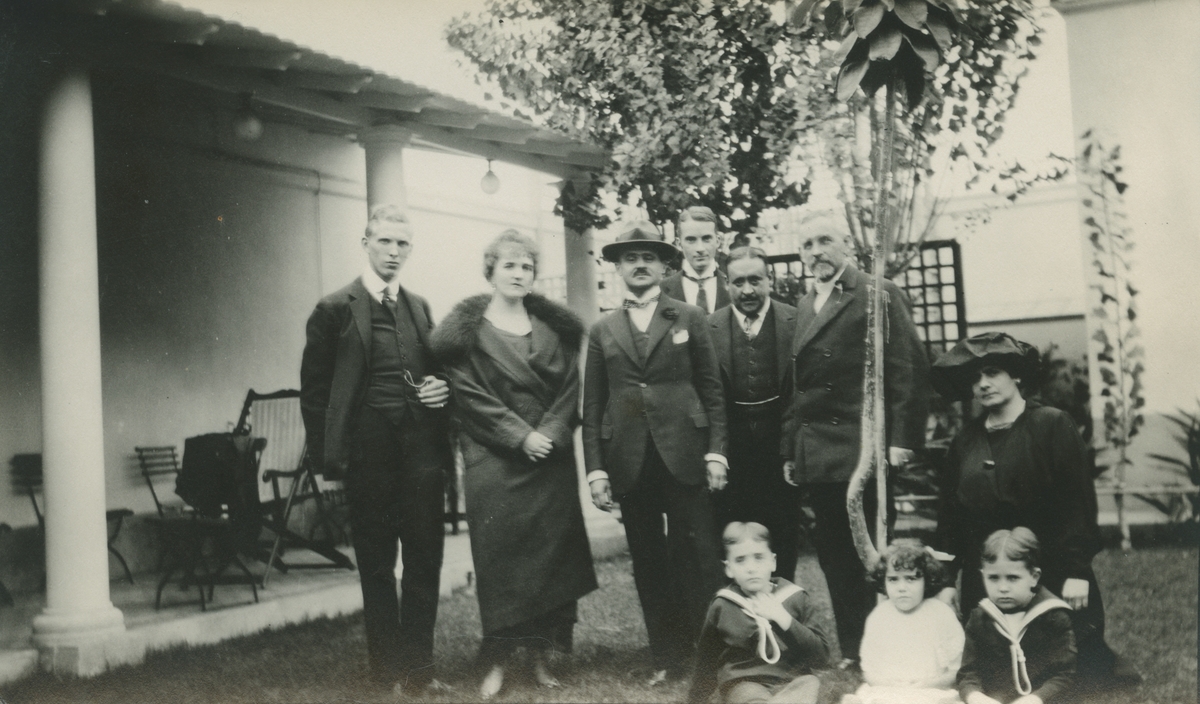 Fotografi från expedition till Peru 1920. Gruppbild med flera av expeditionsdeltagarna. Alla är uppklädda. Mannen längst till höger är Otto Nordenskjöld.