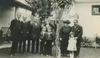 Fotografi från expedition till Peru 1920. Gruppbild med finklädda expeditionsdeltagare, inklusive fruar och barn. Mannen med skägg är Otto Nordenskjöld.