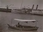 Fotografi från expedition till Peru 1920. Motiv av två mindre båtar och ett fartyg i en hamn.