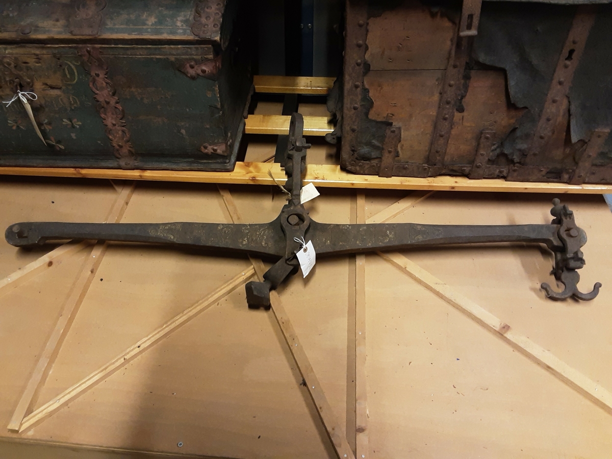 Jernvekt med stempler. Rester av forgylding.