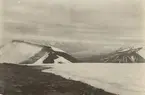 Fotografi från expedition till Spetsbergen. Vy över snötäckt bergslandskap.