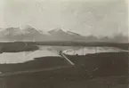 Fotografi från expedition till Spetsbergen. Vy över Sveagruvans strand med snötäckta berg i bakgrunden.