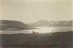 Fotografi från expedition till Spetsbergen. Vy över Sveagruvans strand, havet och snötäckta berg.