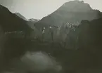 Fotografi från expedition till Östgrönland 1929. Dansk-svensk expedition under ledning av Lauge Koch. Svenska deltagare: Oscar Kulling och Helge Backlund. Vy över havsvik och bergslandskap.