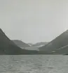 Fotografi från expedition till Östgrönland 1929. Dansk-svensk expedition under ledning av Lauge Koch. Svenska deltagare: Oscar Kulling och Helge Backlund. Vy över hav, berg och himmel.