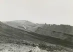 Fotografi från expedition till Östgrönland 1929. Dansk-svensk expedition under ledning av Lauge Koch. Svenska deltagare: Oscar Kulling och Helge Backlund. Vy över bergslandskap.