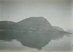 Fotografi från expedition till Östgrönland 1929. Dansk-svensk expedition under ledning av Lauge Koch. Svenska deltagare: Oscar Kulling och Helge Backlund. Vy över vatten, berg och himmel.