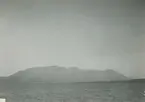 Fotografi från expedition till Östgrönland 1929. Dansk-svensk expedition under ledning av Lauge Koch. Svenska deltagare: Oscar Kulling och Helge Backlund. Vy över hav, berg och himmel.