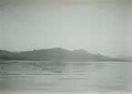 Fotografi från expedition till Östgrönland 1929. Dansk-svensk expedition under ledning av Lauge Koch. Svenska deltagare: Oscar Kulling och Helge Backlund. Vy över hav, berg och himmel.