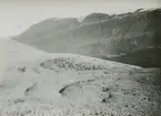 Fotografi från expedition till Östgrönland 1929. Dansk-svensk expedition under ledning av Lauge Koch. Svenska deltagare: Oscar Kulling och Helge Backlund. Närbild av berg.